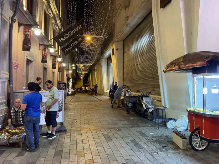 Taksim’de Torpil Patlatan Gençler Paniğe Neden Oldu