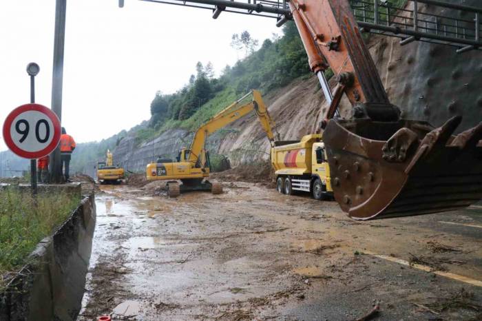Bolu Dağı Tüneli’nde Heyelanın Temizlik Çalışmaları Sürüyor