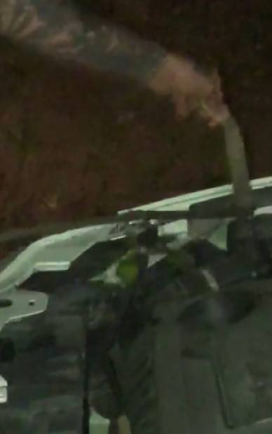 Aracın Kaput Kısmına Giren Engereği Elleriyle Yakalayıp Doğaya Saldı