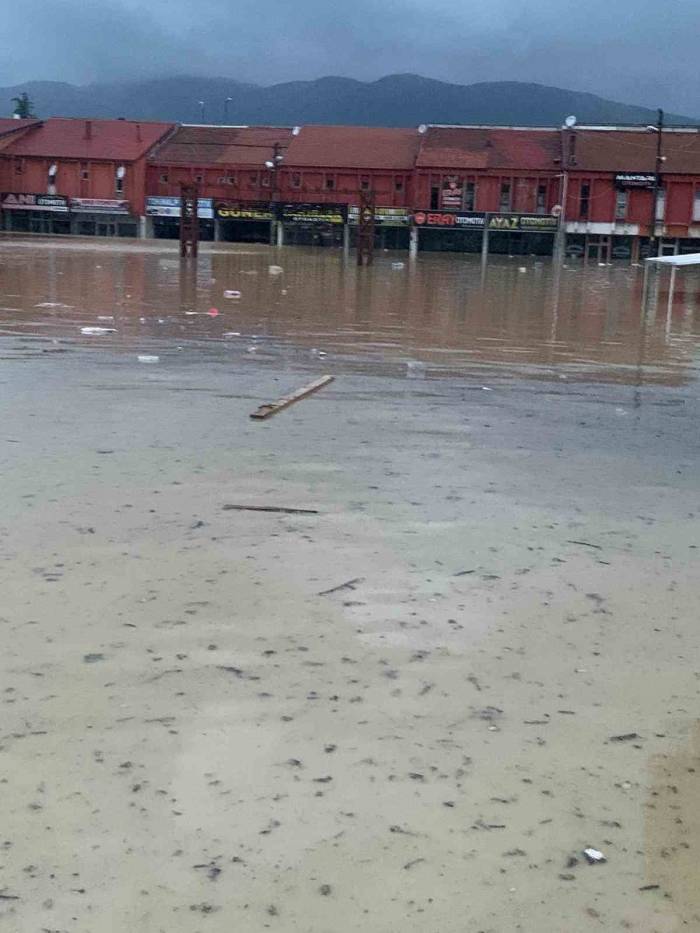 Terminal Ve Galericiler Sitesi Sular Altında Kaldı