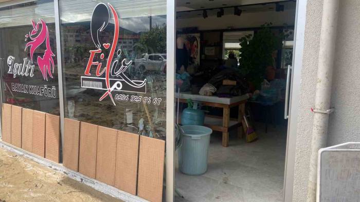 Müşterilerini Kurtardı, Kendisini İse Sel Sularından Yakınları Kurtardı