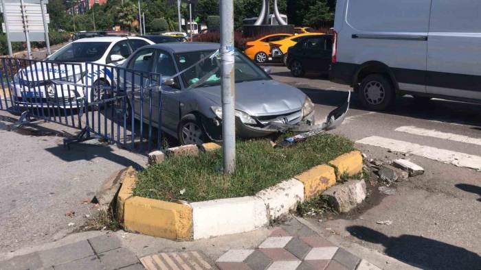 Freni Patlayan Otomobil Refüje Çarptı
