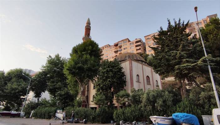 Camiler Bir Bir Kapandı, Cemaat Mağdur Oldu