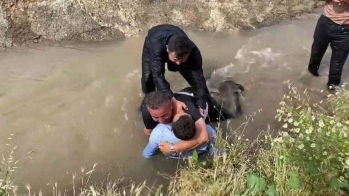 En Sulu Düğün Eğlencesi: Düğün Sahiplerini Merdivene Bağlayıp Sulama Kanalına Attılar