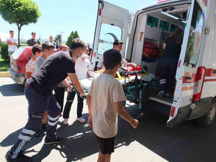 Burhaniye’de Motorlu Kuryenin Çarptığı Çocuk Yaralandı