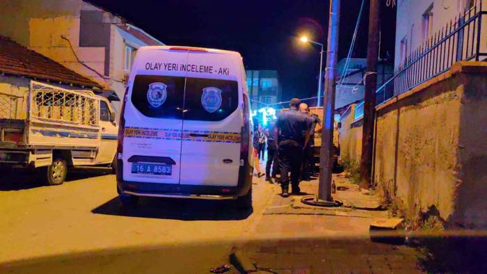 Genç Kız Düğünde Tartıştığı Çocuğun Babasını Bıçakladı