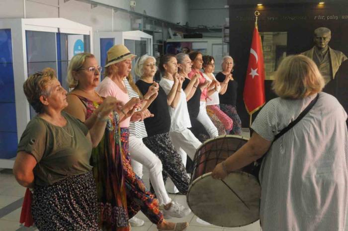 50 Yaş Üstü Halk Oyunları Ekipleri Gençlere Taş Çıkartıyor