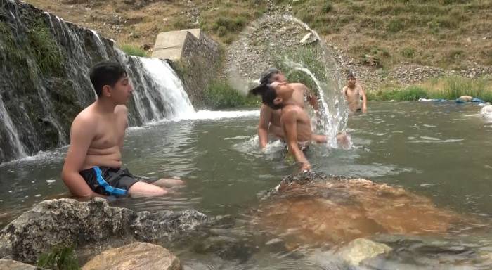 Sıcaktan Bunalan Çocuklar Çareyi Çayda Serinlemekte Buldu