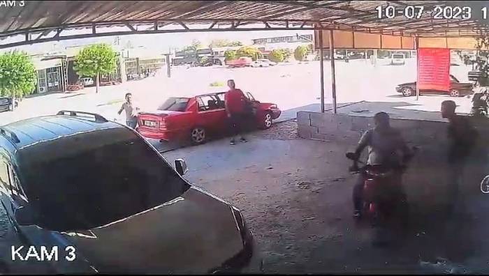 Virajı Alamayan Otomobil Tamirhaneye Daldı
