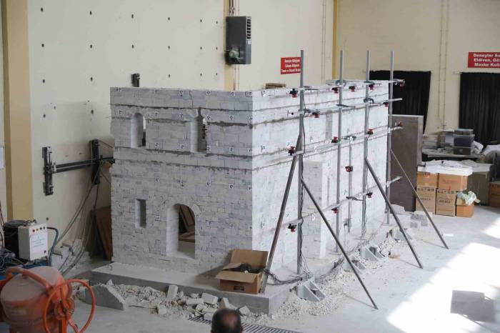 Riskli Binalar, Deü’nün Yapı Malzemesi Laboratuvarında Tespit Ediliyor