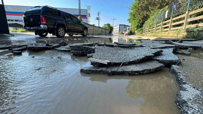 Sel Suları Asfaltı Yerinden Söktü