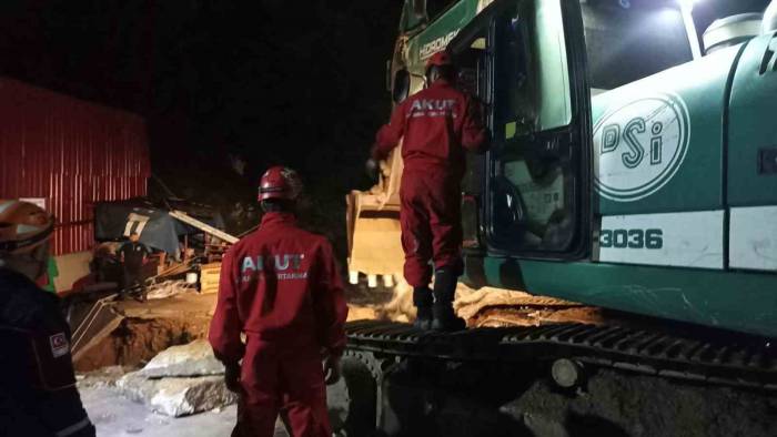 Sağanak Yağıştan Çöken Menfezin Altında Kalan 3 İşçiden 2’si Kurtarıldı, 1’i İçin Çalışmalar Sürüyor