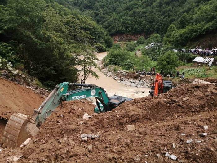 Giresun’da Yağış Nedeniyle Meydana Gelen Göçük Altında Kalan İşçiden Umut Kesiliyor