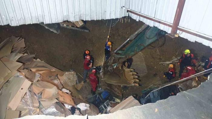 Göçük Altında Kalan Şahsı Arama Çalışmaları Devam Ediyor