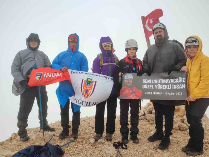 Eğitimini Tamamlayan Dağcılar Zirveye Yürüdü