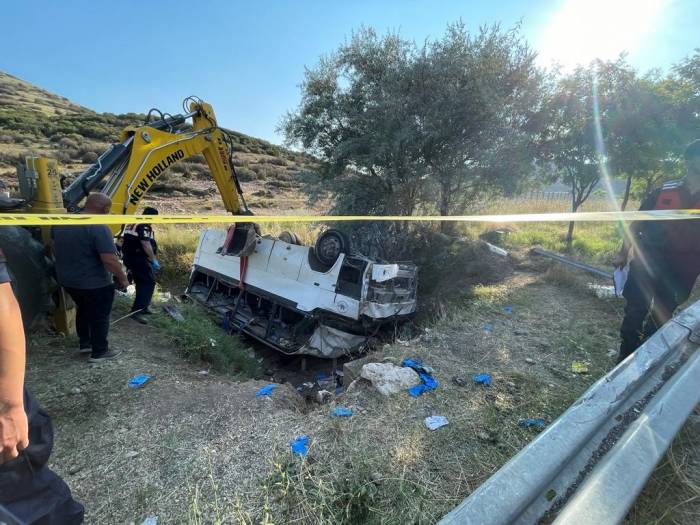 İşçileri Taşıyan Midibüs İle Hafif Ticari Araç Çarpıştı: 1 Ölü, 35 Yaralı