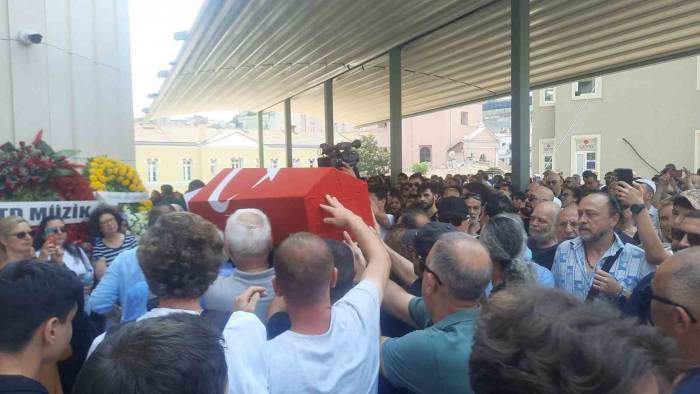 Sanatçı Özkan Uğur Son Yolculuğuna Uğurlandı
