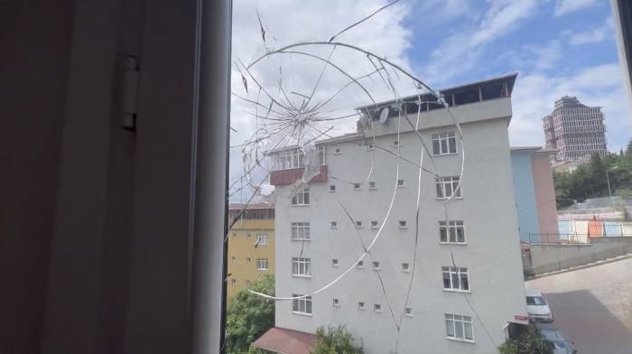 İstanbul’da Maganda Kurşunu: Salonda Oturan Aile Ölümden Döndü