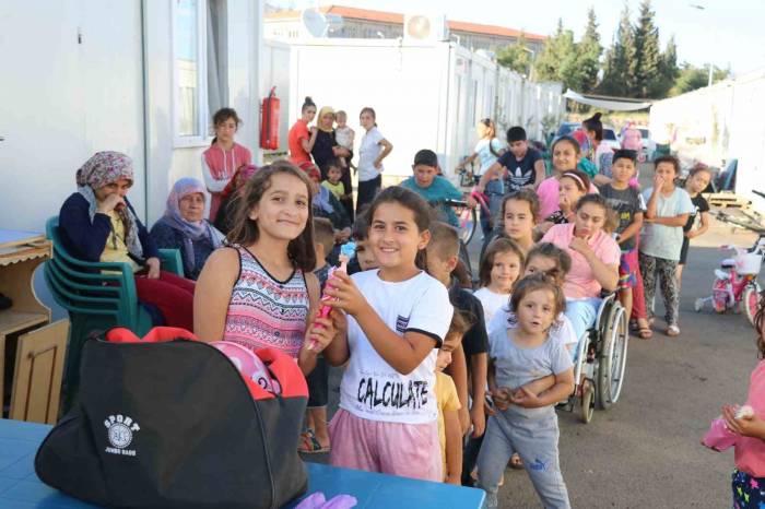 10 Yaşındaki Depremzede, Oyuncaklarını Kendi Gibi Afetzede Çocuklara Dağıttı