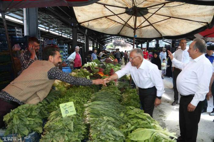 Başkan Büyükkılıç, Yenilenen Pazar Yerinde Esnaf Ve Vatandaşla Buluştu