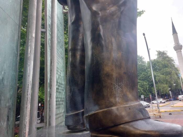 Atatürk Heykeline Zarar Vermişlerdi, Bakıma Alınıyor