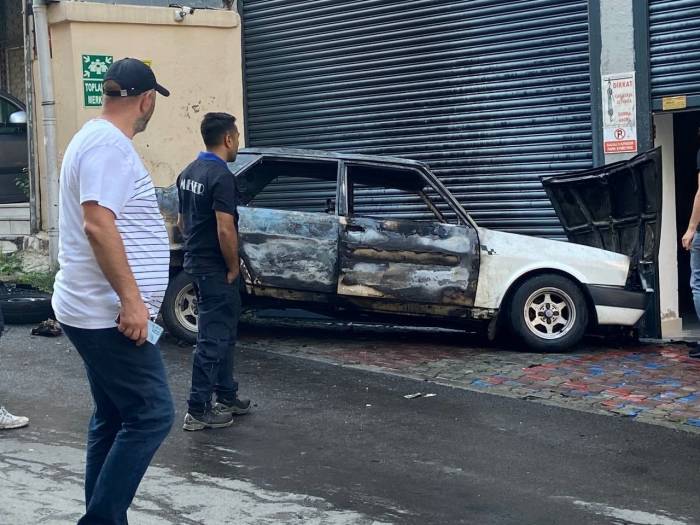Maltepe’de Kontağı Çevirdi, Araç Alev Aldı