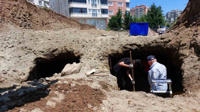 İnşaat Kazısında 2 Mezar Odası Bulundu