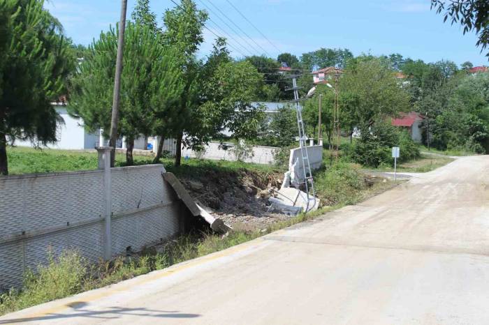 Okulun İstinat Duvarı Sel Sularına Dayanamadı