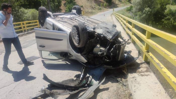 Bariyerlere Çarpan Otomobil Köprü Üzerinde Ters Döndü: 1 Yaralı