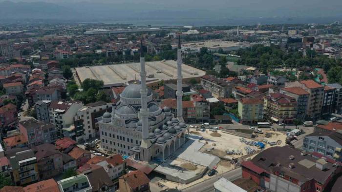 Altı Otopark, Üstü Meydan