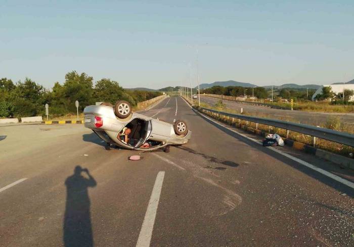 Otomobil Bariyerleri Aştı, Karşı Şeritte Takla Atarak Durabildi: 3 Yaralı