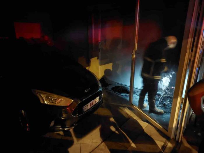 Oto Aksesuar Dükkanında Çıkan Yangında Faciadan Dönüldü