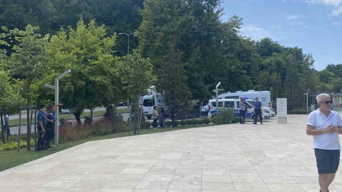 Cenaze Namazı Öncesi Cami Avlusunda Tekme Tokat Kavga Ettiler