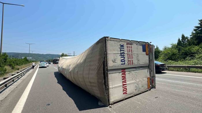 Tem Otoyolu’nda Tır Yan Yattı