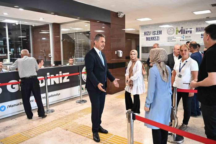 Mamak Belediye Başkanı Köse Vatandaşları Belediye Binasının Kapısında Karşılıyor
