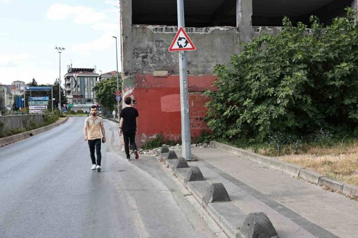 Fatih Mahallesi’ndeki 33 Yıllık Bina Yıkıldı
