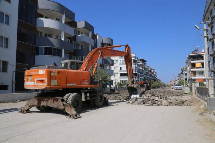 Edremit Belediyesi Yol Yapım Çalışmalarına Devam Ediyor