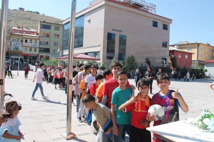 Minikler, Çalhanoğlu’na Forma İmzalatabilmek İçin Uzun Kuyruklar Oluşturdular