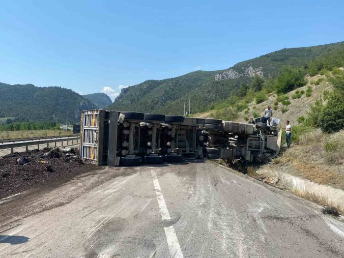 Bilecik’te Devrilen Tırın Sürücüsü Yaralandı