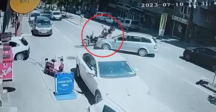 Siparişe Giden Kuryeye Otomobil Çarptı
