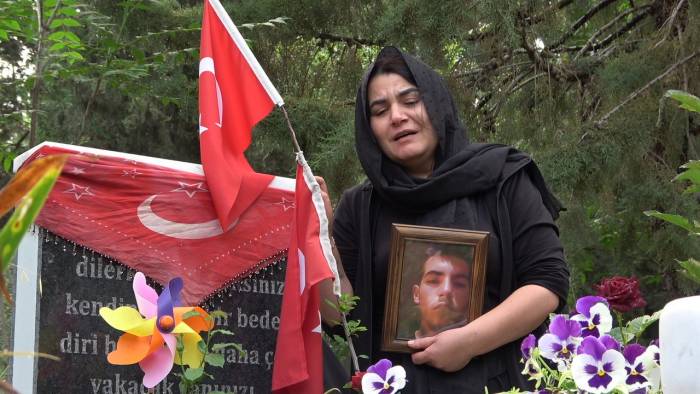 Cesedi Yakılarak Kuyuya Atılan Evladının Mezarı Başında Gözyaşı Döktü