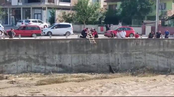 Çaresizce Kurtarılmayı Bekliyordu, İmdadına İtfaiye Ekipleri Yetişti