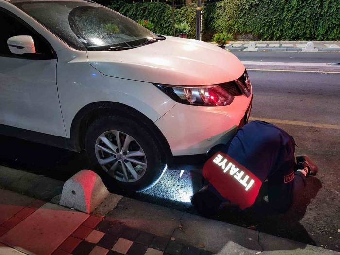 Araçtan Araca Giren Kedi Kurtarılamayınca Not Bırakıldı