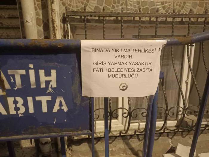 Fatih’te İnşaat Temeli Kazılırken Hasar Gören Bina Boşaltıldı