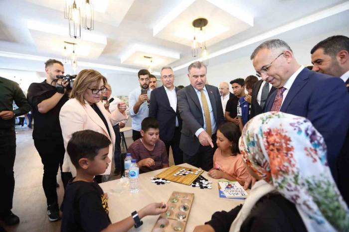 Bakan Bak, Depremzede Çocuklarla Basketbol Oynadı
