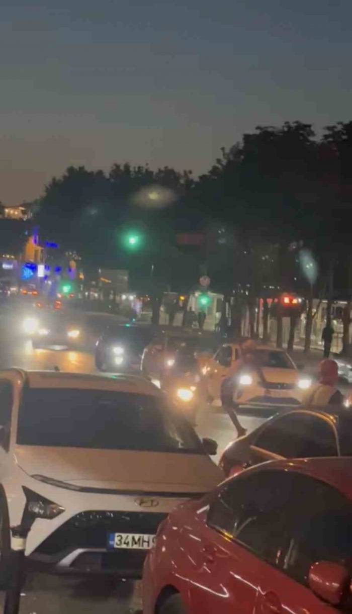 İstanbul’da Trafikte Tehlikeli Anlar Kamerada: Dans Ederek Araçların Önüne Atladılar