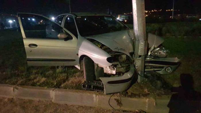 Alkollü Sürücü Aracıyla Refüje Çıkıp Aydınlatma Direğine Çarptı
