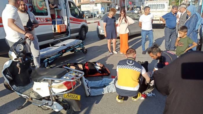 Kamyonet İle Elektrikli Bisiklet Çarpıştı: 2 Yaralı