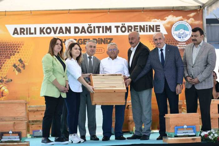 Başkan Büyükkılıç’tan 35’i Kadın 80 Üreticiye 2 Milyon 260 Bin Tl’lik Arılı Kovan Desteği