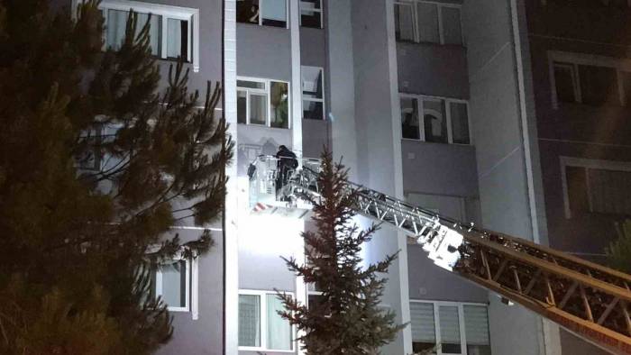 Çilingir Kapıyı Açamayınca İş İtfaiyeye Düştü: Pencereden Girerek Kapıyı Açtılar